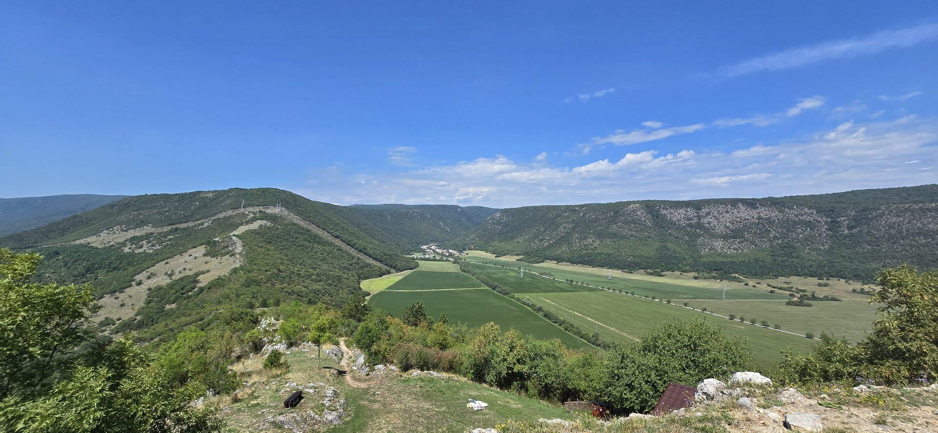 Výhľad na obec Háj zo zrúcaniny Turnianskeho hradu.